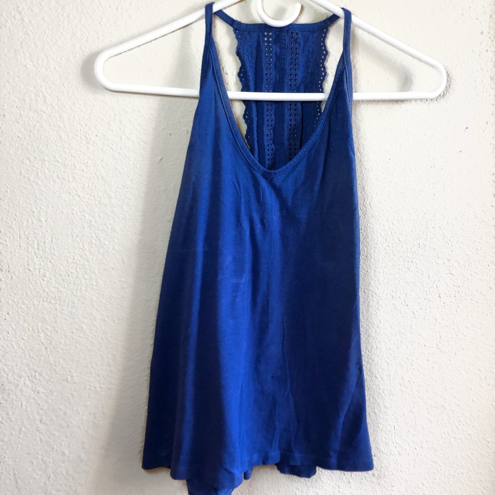 blue tank top
